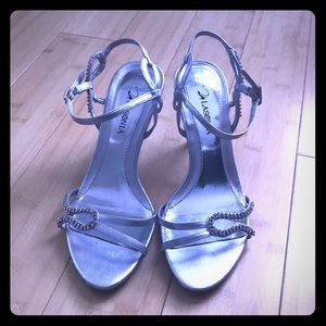 Silver strappy sandals with kitten heel 👠💁🏻‍♀️